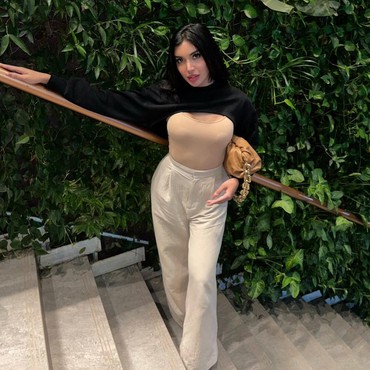 Millendaru Pakai Kebaya Model Sabrina, Bahu Kekar Jadi Sorotan