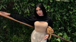 Millendaru Pakai Kebaya Model Sabrina, Bahu Kekar Jadi Sorotan