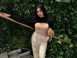 Pengakuan Millen Cyrus, Masih Salat Jumat Pakai Sarung