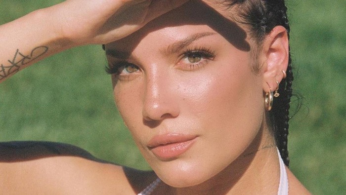 Pamer Perut Buncit, Halsey Hamil Anak Pertama Setelah Lawan Endometriosis