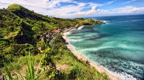 Diapit Bukit dan Tebing di Pantai Menganti Kebumen