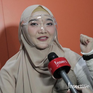 Telah Lama Vakum, Sulis Tengah Menikmati Peran Seorang Ibu