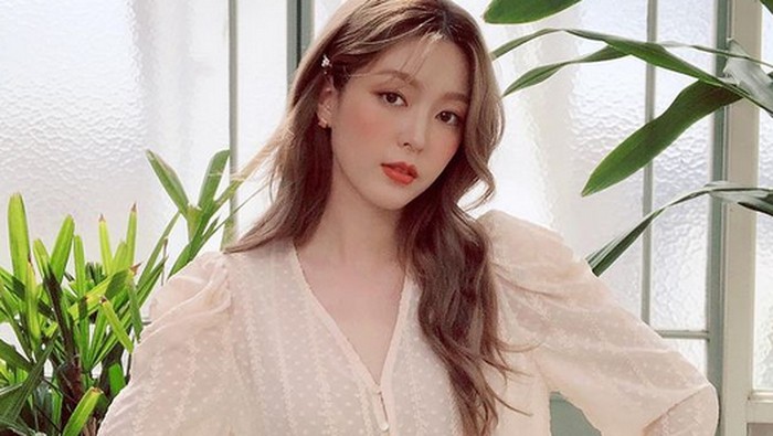 Mau Bikin Makeup Untuk Foto Profil CV? Contek Tutorial dari Vlogger CHES