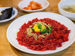 4 Fakta Yukhoe, Olahan Daging Sapi Mentah Khas Korea
