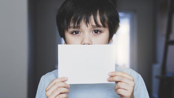 Moms, Kenapa ya Si Kecil Begitu Pendiam? Jawabannya...