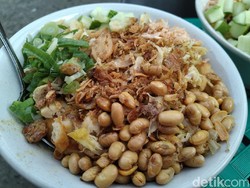 Sarapan Bubur Ayam di Depan Klenteng Hok Lay Kiong, Cuma Rp 10 Ribu!