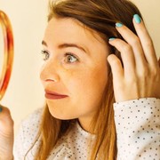 Ganggu! Ini Penyebab Munculnya Jerawat Pada Alis