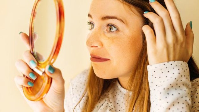 Ganggu! Ini Penyebab Munculnya Jerawat Pada Alis