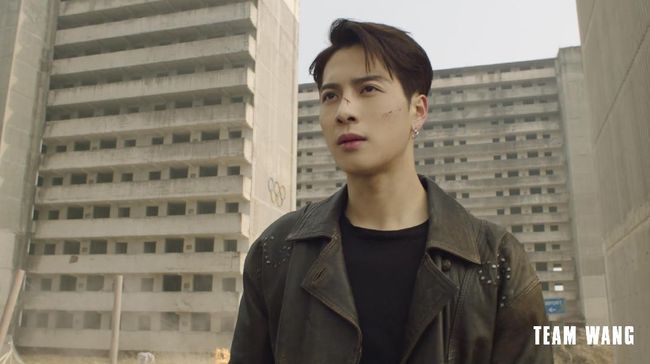 Alone merupakan lagu perpaduan hip-hop dan R&B yang menampilkan warna vokal khas Jackson.