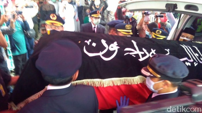 Jenazah Kapten Afwan tiba di rumah duka. (Adhyasta Dirgantara/detikcom)