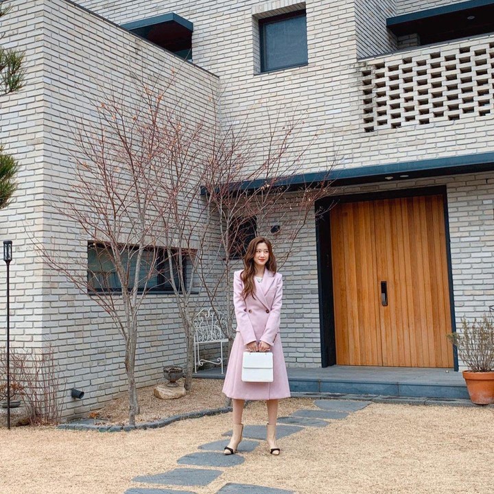 <p>Nah kalau yang ini gaya Moon Ga Young ketika syuting salah satu drama Korea, Bunda. Di sini, Moon Ga Young terlihat anggun dan dewasa dengan <em>dress</em>. (Foto: Instagram @yeohajin___)</p>