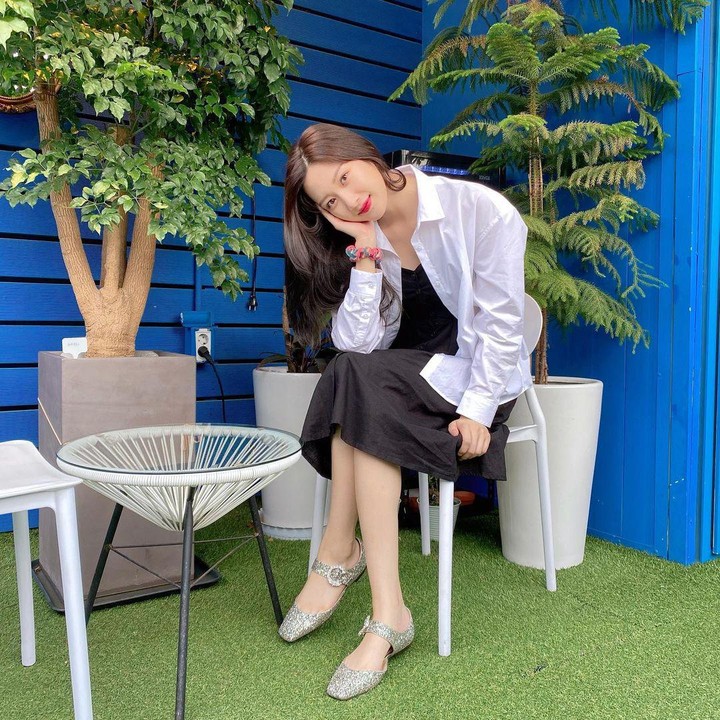 <p>Kemeja putih juga tenyata bisa dijadikan <em>outer</em> lho, Bunda. Tengok saja gaya Moon Ga Young ketika memadukan <em>dress</em> hitam dengan kemeja putih sebagai <em>outer</em>. (Foto: Instagram @m_kayoung)</p>