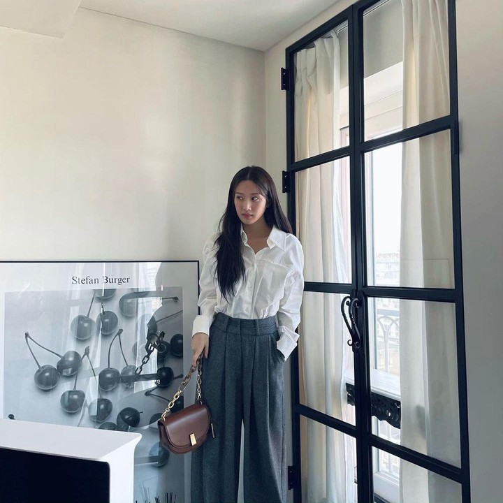 <p>Bagi Bunda yang sedang mencari inspirasi pakaian ke kantor, bisa tiru gaya busana Moon Ga Young yang satu ini. Artis berusia 24 tahun tersebut memadukan atasan kemeja putih dengan celana abu-abu. (Foto: Instagram @m_kayoung)</p>