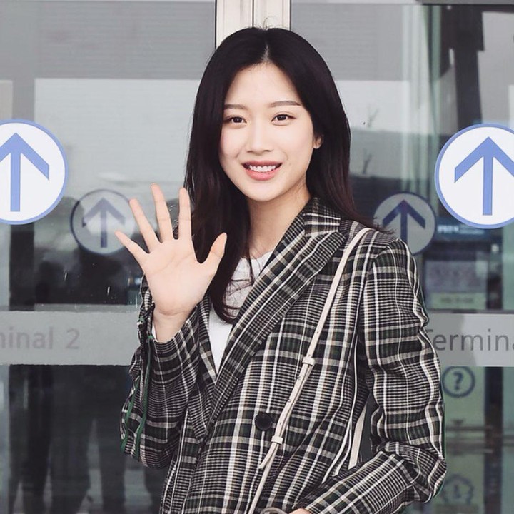 <p>Moon Ga Young dikenal sering memadukan blazer dengan pakaian lain sehingga terlihat semiformal. Seperti dalam foto ini, artis kelahiran Jerman tersebut tampak mengenakan blazer motif kotak. (Foto: Instagram @m_kayoung)</p>