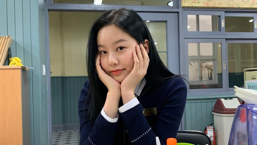 Park Yoo Na 'True Beauty' Saat Asyik Minum Es dan Nongkrong di Kafe Park Yoo Na 'True Beauty' Saat Asyik Minum Es dan Nongkrong di Kafe