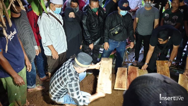 Pemakaman ayah Ruri Repvblik