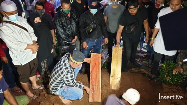 Pemakaman ayah Ruri Repvblik Pemakaman ayah Ruri Repvblik