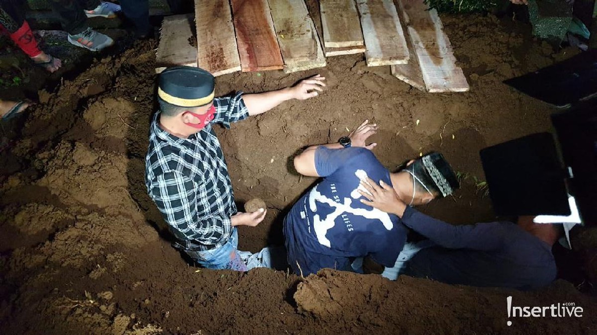 Pemakaman ayah Ruri Repvblik