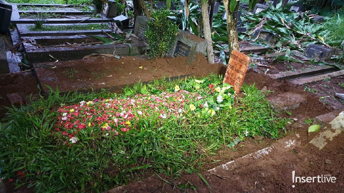 Pemakaman ayah Ruri Repvblik