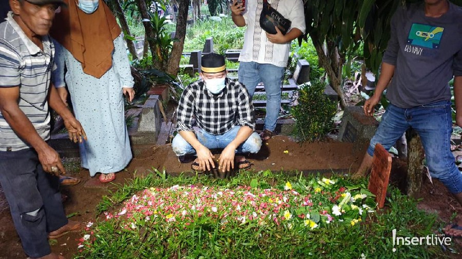 Pemakaman ayah Ruri Repvblik Pemakaman ayah Ruri Repvblik