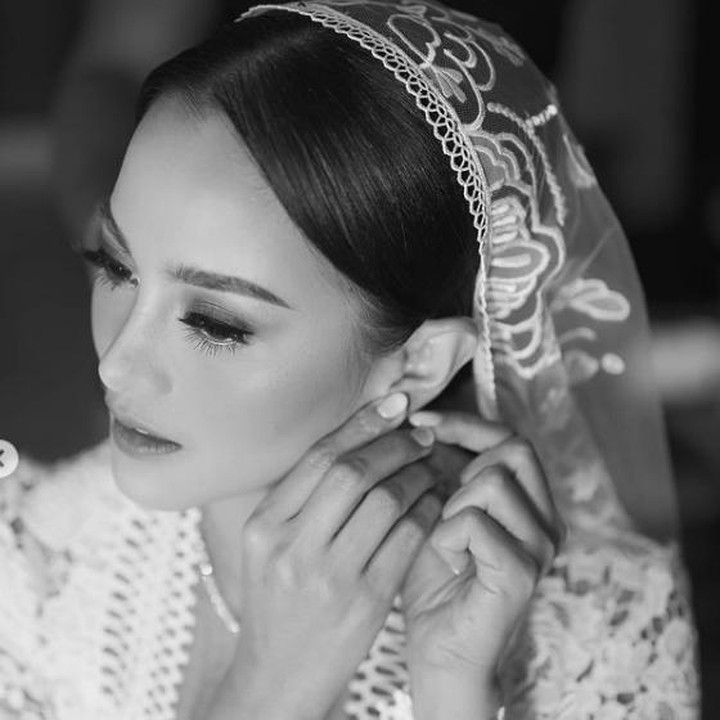<p>Momen pernikahan Ririn Ekawati dan Ibnu Jamil ini telah diunggah oleh beberapa sahabatnya. Salah satunya Rio Motret yang juga memotret momen Ririn sebelum ijab kabul. (Foto: Instagram @riomotret)</p>