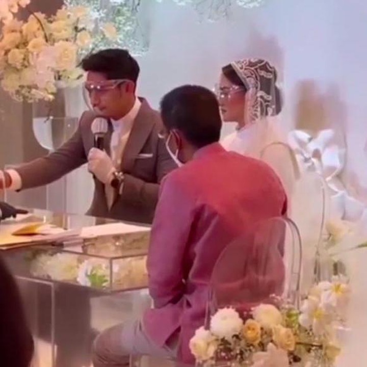 <p>Momen Ibnu Jamil dan Ririn Ekawati melakukan ijab kabul. Beberapa kerabat juga bisa menyaksikannya secara livestreaming. (Foto: Instagram @ririnibnu_rindu)</p>