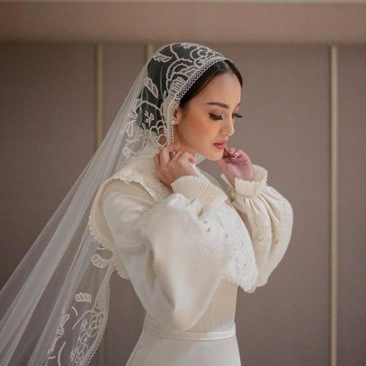 <p>Ririn Ekawati tampil cantik mengenakan gaun vintage, klasik dari Hian Tjen. (Foto: Instagram @hiantjen)</p>