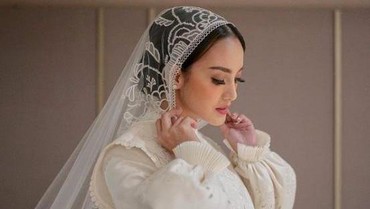 img-title Hati Ririn Ekawati Terenyuh Saat Dengar Obrolan Anak dengan Makam Ayahnya
