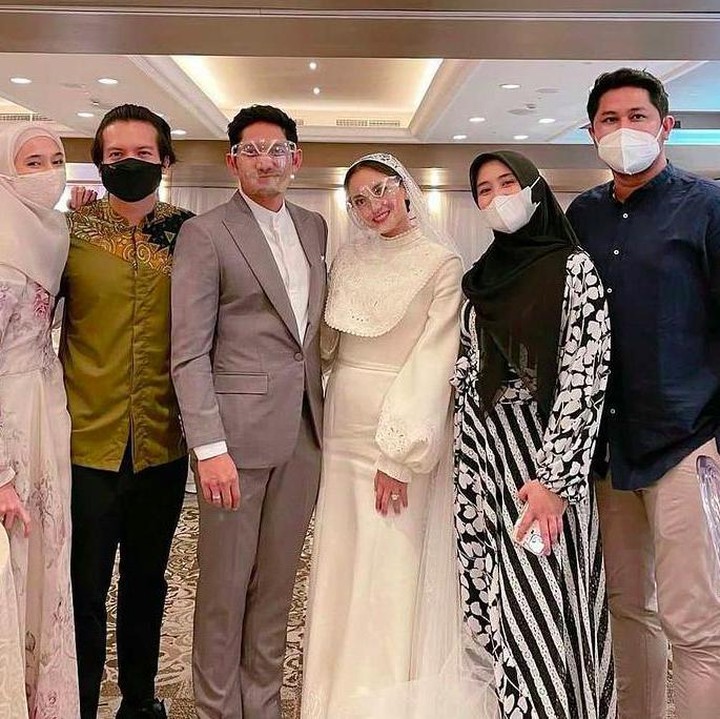 <p>Pernikahan Ririn Ekawati dan Ibnu Jamil turut dihadiri para sahabat, di antaranya Dimas Seto, Dhini Aminarti, Ryana Dea, dan Puadin Redi. (Foto: Instagram @ryana_dea)</p>