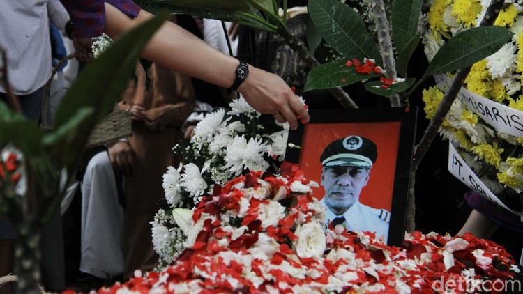 Jenazah pilot Sriwijaya Air SJ182, Kapten Afwan dimakamkan di TPU Pondok Rajeg, Kabupaten Bogor. Isak tangis mengiringi prosesi pemakaman Kapten Afwan.