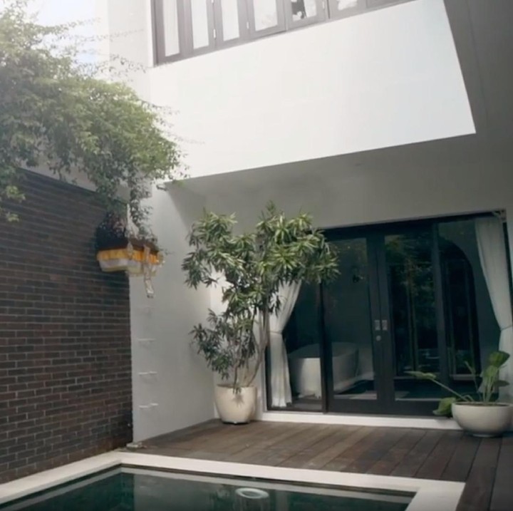 <p>Rumah mewah Raisa dan Hamish Daud dilengkapi dengan kolam renang yang di sampingnya terdapat dinding bata ekspose. Untuk menambah kesan sejuk, tampak tanaman hias menjulur di atas dinding tersebut. (Foto: Instagram @hamishdw)</p>