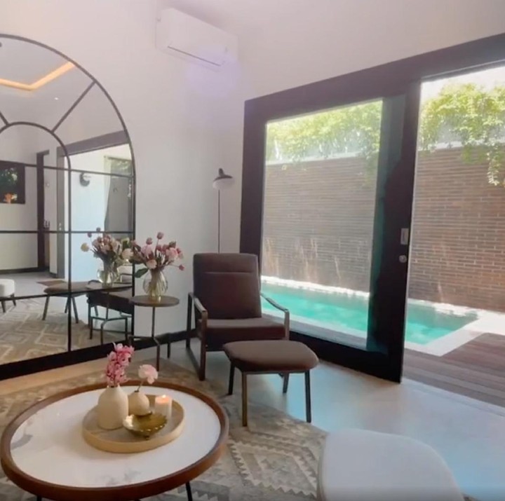 <p>Living room rumah Raisa dan Hamish yang ditata sangat apik ini memiliki pemandangan langsung menghadap kolam renang. (Foto: Instagram @hamishdw)</p>