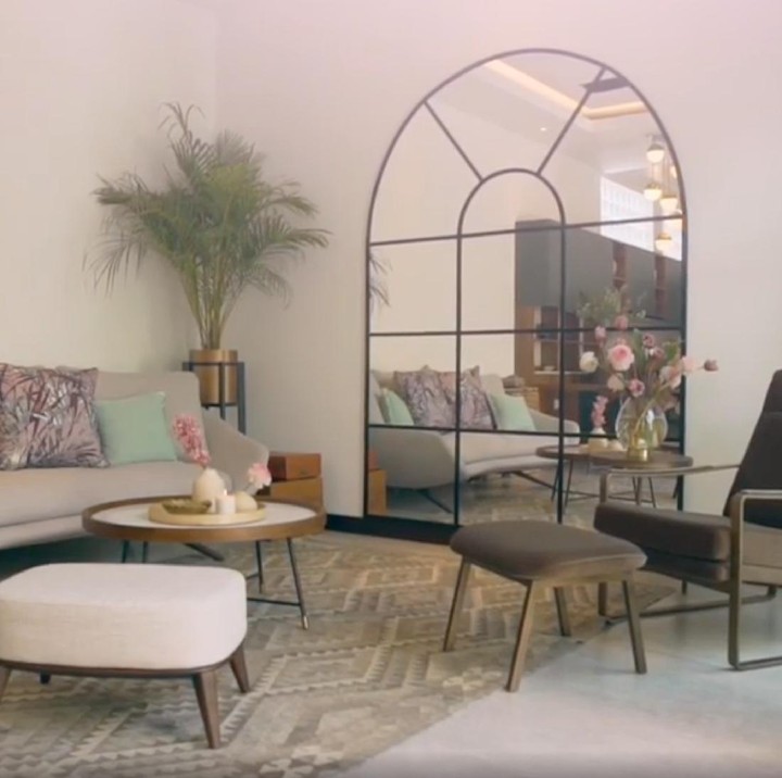<p>Living room tersebut juga dilengkapi cermin besar serta <em>armchair</em>. (Foto: Instagram @hamishdw)</p>