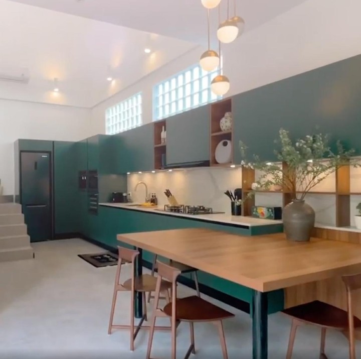 <p>Nah untuk dapur, Raisa dan Hamish memadukan lima warna, yakni hijau, warna kayu alami, marmer, hitam, dan warna emas. Semuanya tampak menyatu dan menciptakan interior yang dinamis dan hangat. (Foto: Instagram @hamishdw)</p>
