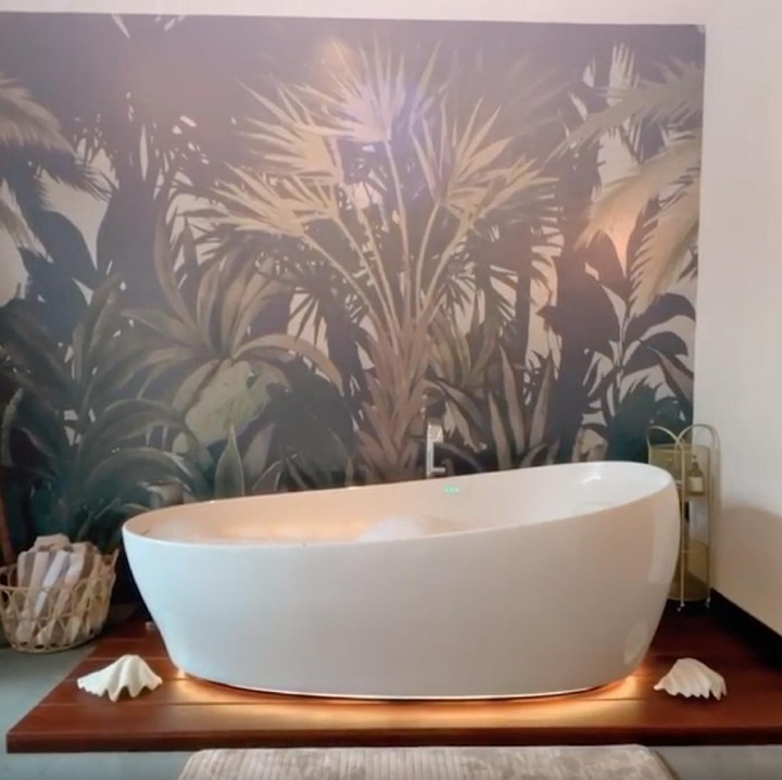 <p>Pertama kita bisa melihat dari kamar mandi di rumah pasangan Hamish Daud dan Raisa, Bunda. Bak hotel, kamar mandi mereka dilengkapi dengan bathtub dan toilet berteknologi canggih. (Foto: Instagram @hamishdw)</p>