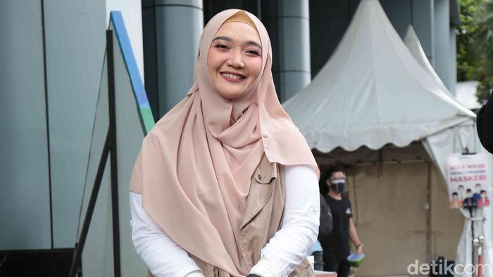 Sulis yang dikenal sebagai Sulis Cinta Rasul ditemui seusai menjadi bintang tamu acara Pagi Pagi Ambyar, Trans TV, Jakarta Selatan, Jumat (29/01)
