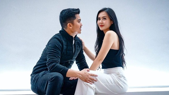 7 Potret Kemesraan Sarah Gibson dan Diska Resha yang Baru Saja Menikah