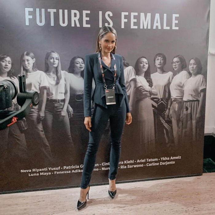 Setelan blazer dan celana bahan hitam dipakai dalam acara resmi saat Cinta hadir dalam sebuah acara talkshow saat ia menjadi salah satu pembicara. Tak hanya setelan pakaian, dia juga memakai high heels hitam sebagai tambahannya/Sumber/Instagram/claurakiehl.