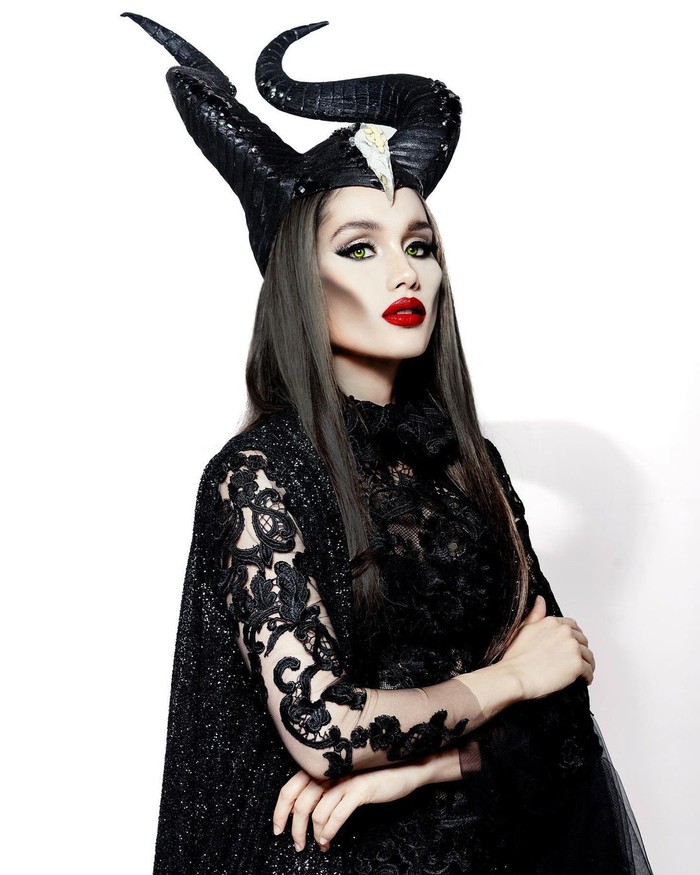Cinta Laura sukses berpenampilan layaknya Angelina Jolie saat memerankan tokoh Maleficent. Mulai dari ekspresi hingga kostum yang dipakai pun terlihat sangat mirip. Namun, untuk kostum tokoh penyihir jahat tersebut, Cinta memakai kain yang biasa digunakan untuk kebaya menjadi kostum Maleficent yang serba warna hitam, ditambah aksesoris tanduk dengan warna serupa/Sumber/Instagram/claurakiehl.