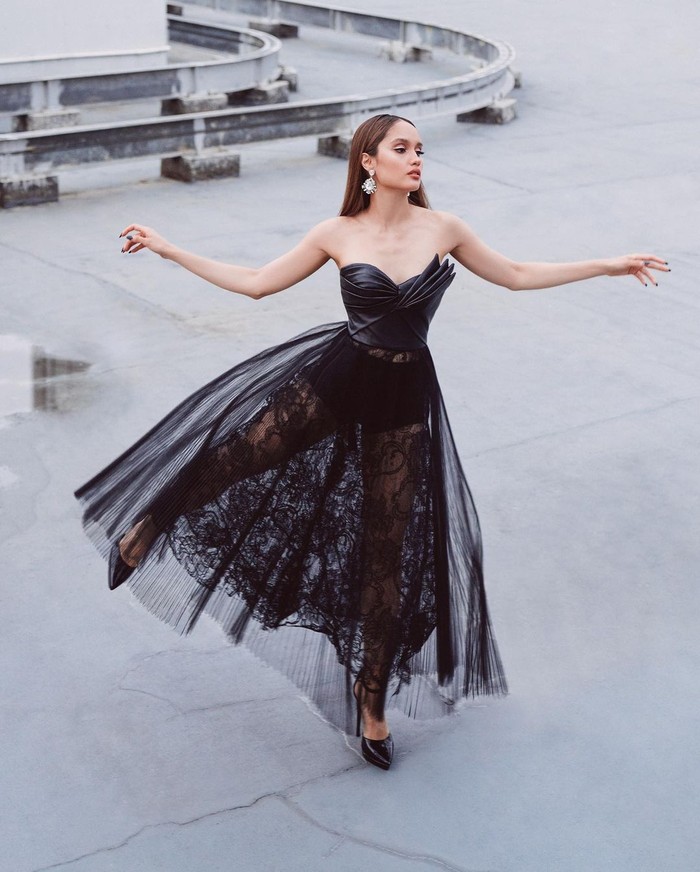 Cinta memakai rancangan Wiki Wu dan Nancy Wu dengan potret bak balerina. Dress cantik dengan rok menyerupai bahan tutu ini membuatnya tampak anggun dan seksi/Sumber/Instagram/claurakiehl.