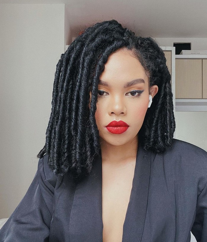 Lifni Sanders atau lebih dikenal Liv Junkie terjun menjadi beauty vlogger sejak 2016 lalu. Sejak saat itu dia aktif memberikan inspirasi tentang skincare dan makeup, terutama untuk wanita kulit sawo matang. Wanita berdarah Papua ini juga sering lho menyuarakan tentang diversity, 'Cantik itu Putih'. (Foto: Instagram.com/lifnisanders)
