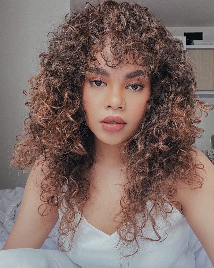 Liv Junkie memiliki kulit sawo matang yang memesona dengan tampilan out of the box, namun nyaman! Salah satunya dalam foto ini, dia tampil fresh dengan makeup bernuansa nude. Tentu saja yang tak kalah mencuri perhatian, model rambut curly ala Whitney Houstoun yang menggemaskan. (Foto: Instagram.com/lifnisanders)