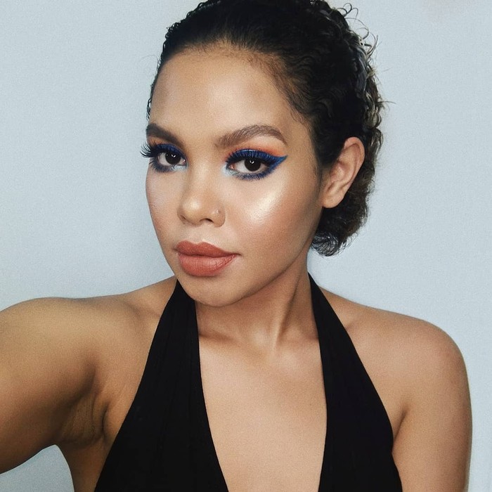 Bermain-main dengan riasan mata, memang jadi salah satu keasyikan saat sedang menggunakan makeup. Dengan riasan mata kamu bisa membuat model dan warna apa pun sesuai dengan yang kamu mau. Seperti Liv Junkie, yang membingkai matanya dengan menggunakan eyeliner berwarna biru. Bikin matamu kian menyala. (Foto: Instagram.com/lifnisanders)