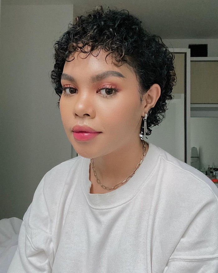 Kata siapa kamu yang memiliki kulit sawo matang tidak bisa tampil dengan makeup Korean Look? Tampilan Liv Junkie kali ini bisa jadi inspirasi kamu, lho. Gunakan warna-warna soft seperti pink pada mata, dan tentu yang tak boleh ketinggalan ombre lips dengan sedikit sentuhan lipgloss untuk memberi kesan dewy. (Foto: Instagram.com/lifnisanders)