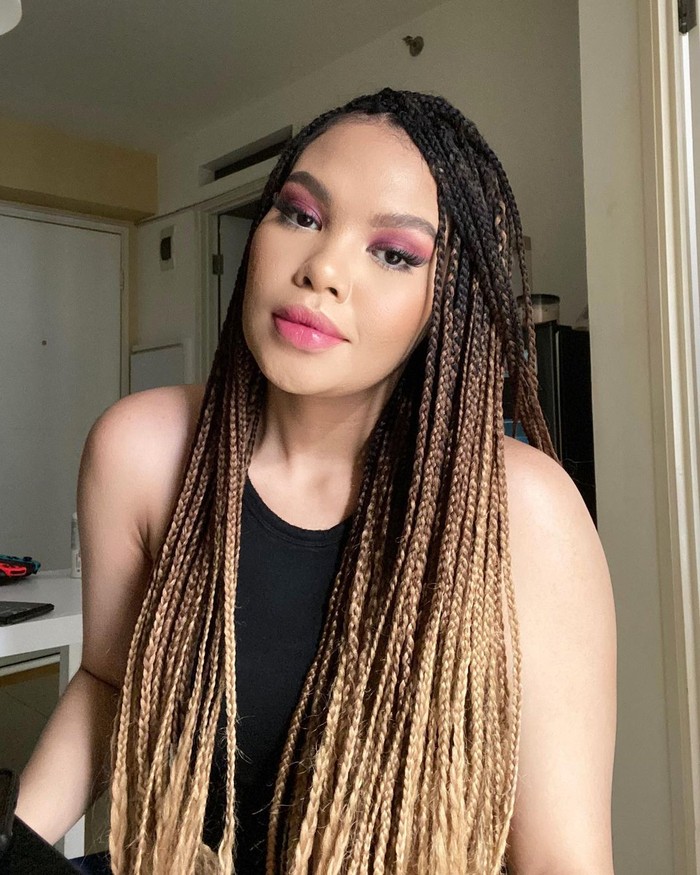 Selain senang mengeksplor beragam look dengan makeup, tampaknya Liv Junkie juga senang bergonta-ganti gaya rambut. Tampilan makeupnya yang manis kali ini, semakin dipercantik dengan gaya rambutnya yang unik. Bisa banget kamu tiru gaya kepang seperti Liv Junkie ini, untuk memberikan kesan beda dari yang lain. (Foto: Instagram.com/lifnisanders)