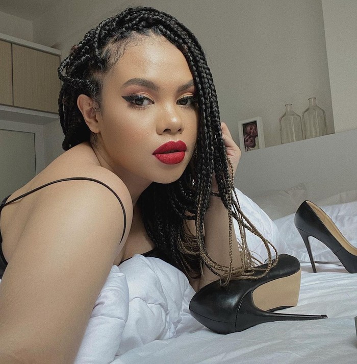 Ingin tampil sexy dengan lipstik merah dan cat eyeliner? Setuju banget. Perpaduan dua makeup ini selalu berhasil memberikan tampilan sexy buat kamu. Patut dicoba look dari Liv Junkie kali ini nih, Ladies. (Foto: Instagram.com/lifnisanders)