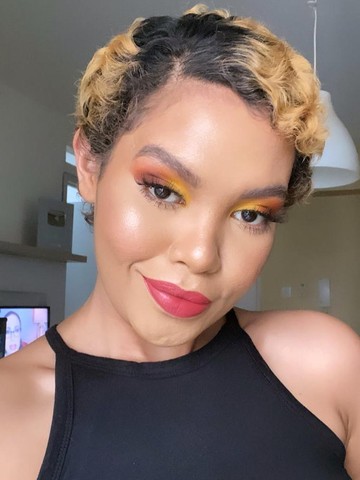 img-title Lifni Sanders, Influencer Cantik nan Eksotis Asal Papua