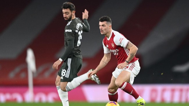 Gelandang Man Utd Bruno Fernandes diklaim beruntung tidak mendapat kartu merah karena menginjak Granit Xhaka saat Arsenal vs Man Utd.