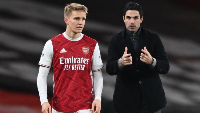 Arsenal akhirnya resmi mendatangkan Martin Odegaard dari Real Madrid dengan nilai transfer 40 juta euro atau setara Rp675 miliar.