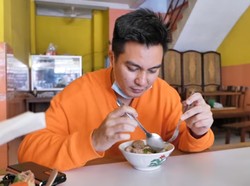 Baim Wong Cicip Bakso Tak Enak hingga Tips Hemat Makan di Angkringan